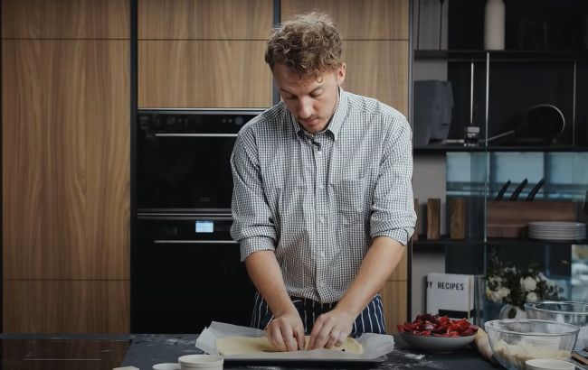 Клопотенко дал рецепт потрясающего пирога со сливами: вы его полюбите