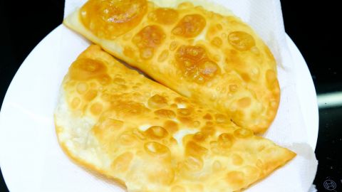 Соковиті, хрусткі і пухирчасті: рецепт найкращого тіста для чебуреків