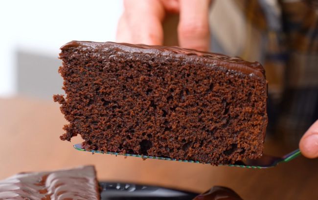 Легендарный шоколадный торт "на раз, два, три": тесто не нужно даже взбивать!
