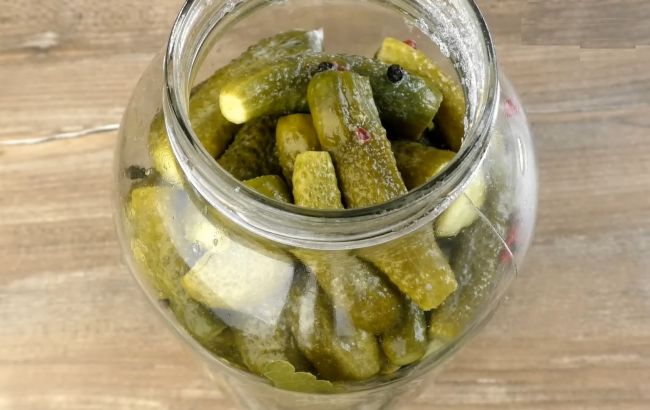Хрусткі квашені огірки за "бабусиним рецептом": зберігати можна просто на кухні
