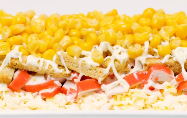 Салат "Новинка" к праздничному столу: взрывной вкус закуски из крабовых палочек