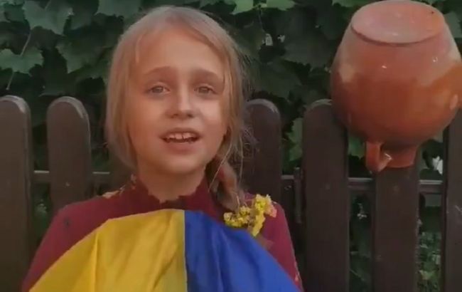 Доченька украинского героя поразила всех стихотворением: флаг папа привез ей с войны