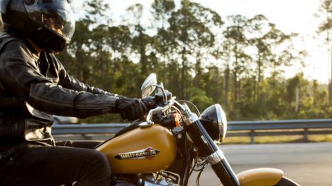 В Києві чоловік на мотоциклі стріляв по перехожих