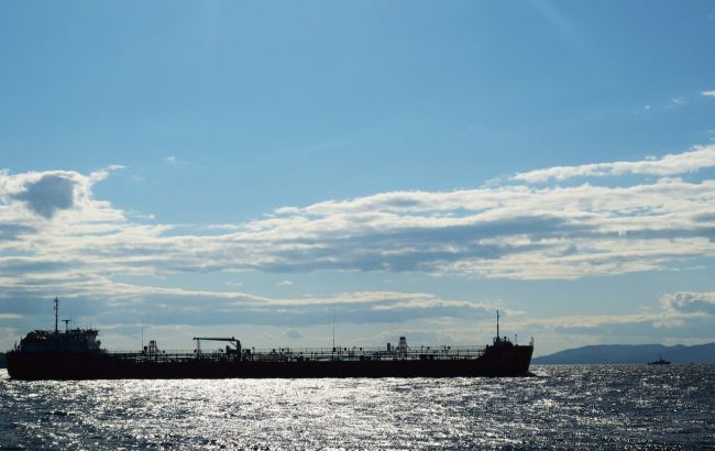 Російський танкер, що тоне в Азовському морі, відбуксирують на якірну стоянку