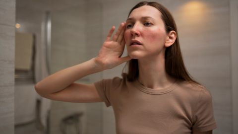 Краснеют щеки? Кто вас вспоминает и почему появляется черная полоса от золота по народным приметам