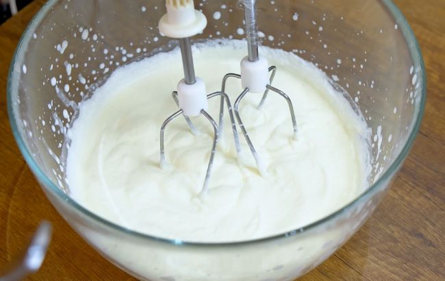 Жирні домашні вершки з двох інгредієнтів: просто збийте все разом