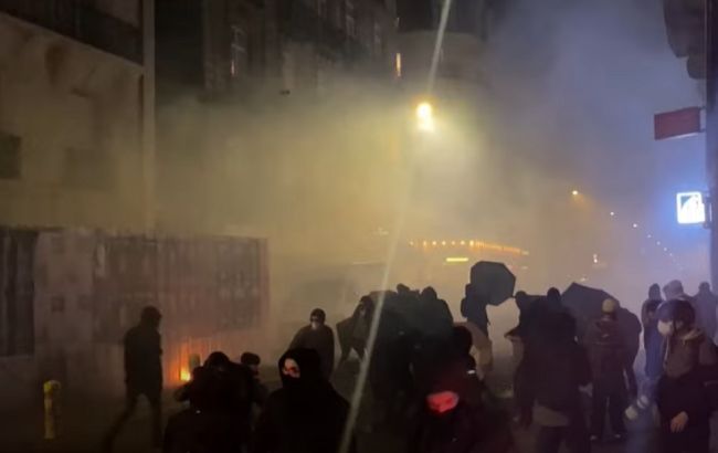 В Париже протесты против пенсионной реформы привели к столкновениям с полицией