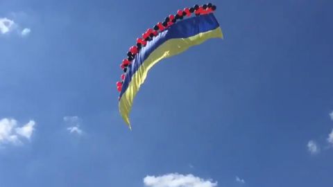В Крым запустили гигантский флаг Украины&nbsp;на красно-черных шарах: видео и фото