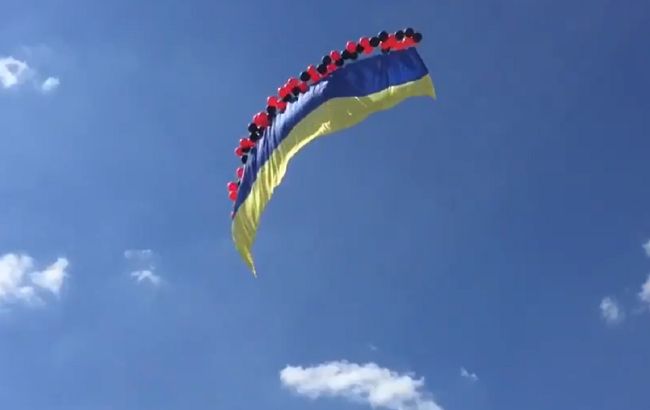 В Крым запустили гигантский флаг Украины на красно-черных шарах: видео и фото