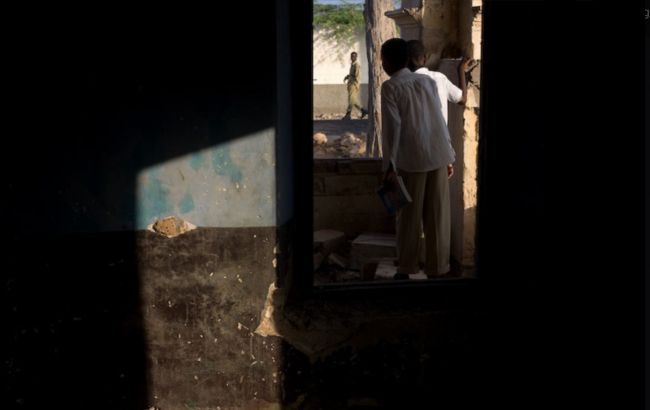 У Сомалі терорист підірвав бомбу в кафе після візиту в.о. міністра оборони США: шість загиблих