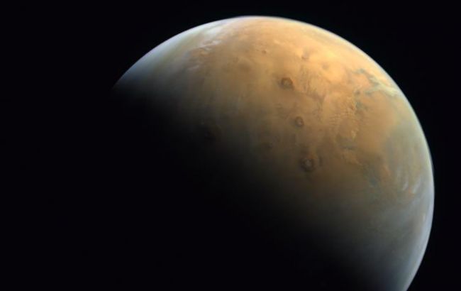 Зонд первой арабской миссии на Марс прислал фото планеты