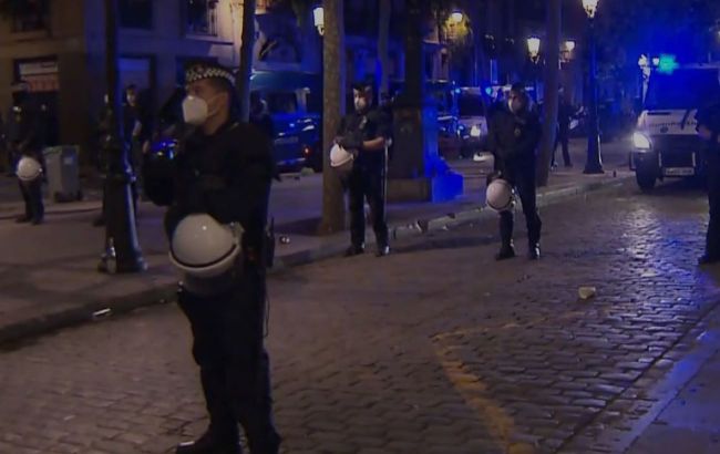 Праздновали ослабление карантина: в Барселоне полиция разогнала более 9 тысяч человек