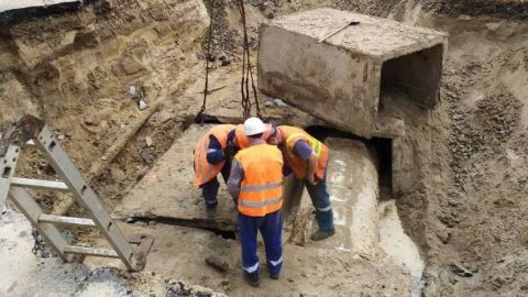 Прорыв трубы возле Ocean Plaza: КГГА обещает закончить ремонт за сутки