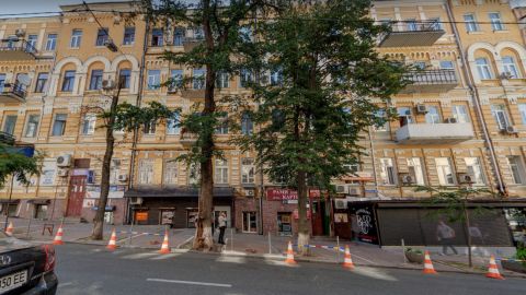 В центре Киева рухнула часть балкона под ноги прохожим (видео)