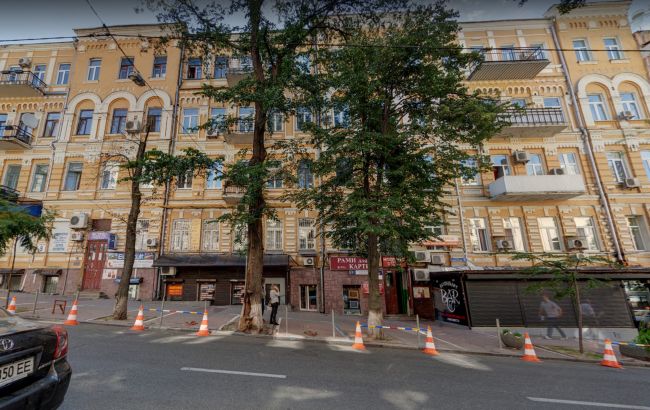 У центрі Києва впала частина балкона під ноги перехожим (відео)