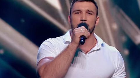 Чемпион по армреслингу-таксист из Запорожья опозорился спев Круга, но все ахнули, когда он запел Бочелли