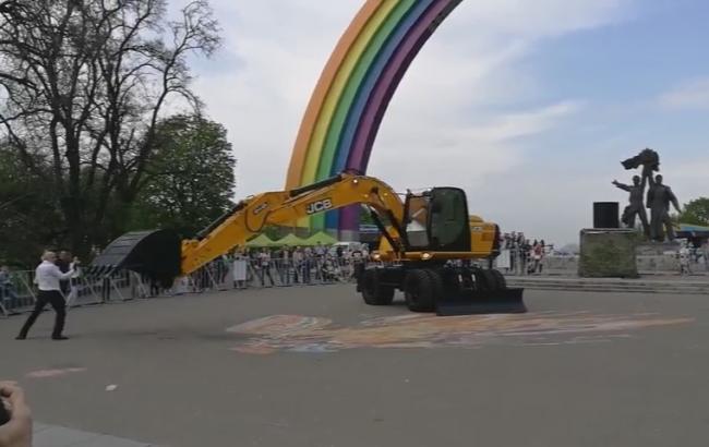 Киевский эскаватор креативно "наехал" на человека посреди города