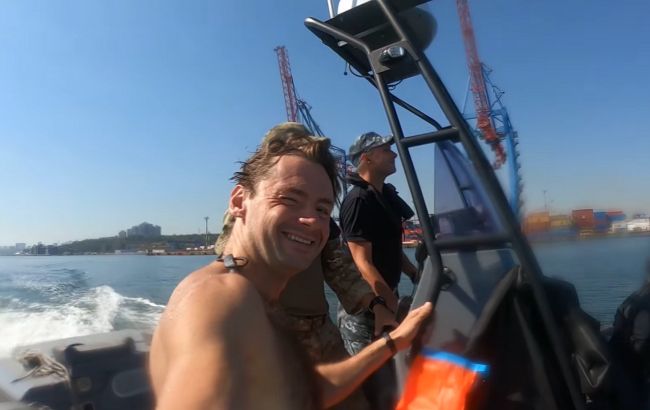 Украинец в свой день рождения переплыл одесский залив: "одиссея" вышла с сюрпризом (видео)