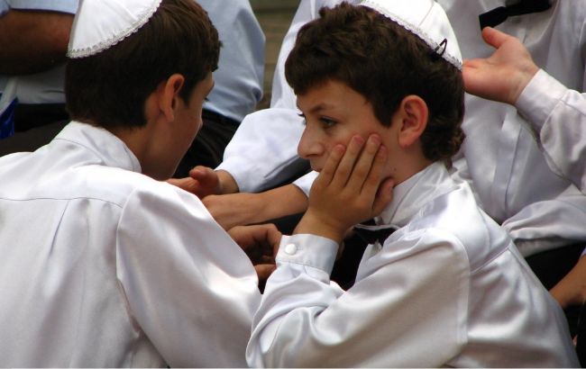 В Нью-Йорку хасиди зіграли весілля на 7 тисяч осіб попри заборону через пандемію