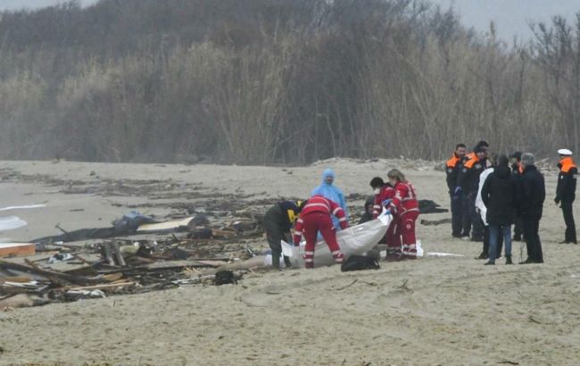 Біженці потрапили в корабельну аварію. На пляжі півдня Італії знайшли десятки тіл