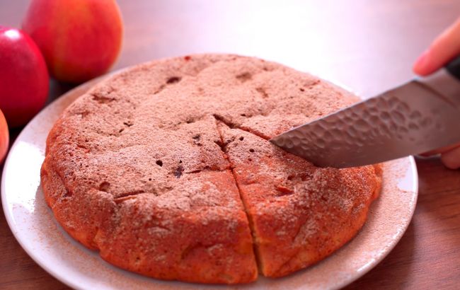 Яблучний пиріг "п'ятихвилинка": готуємо без духовки і зайвих витрат