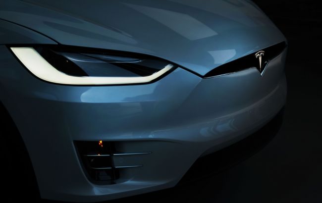 Tesla відкликає майже 16 тисяч авто через проблеми з ременями безпеки
