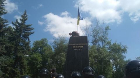 В Харькове участники акции протеста снесли бюст Жукову