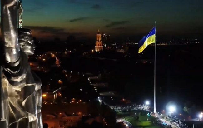 У Києві підняли найбільший прапор України: як це було (відео)