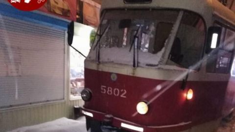 Сошел с рельсов: в Киеве трамвай едва не снес МАФы