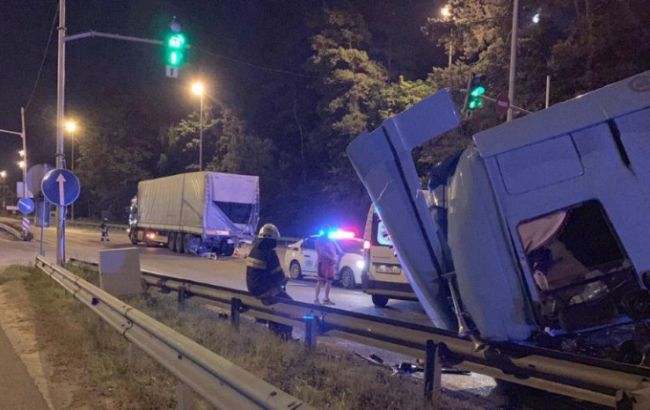 Поліція розслідує зіткнення двох вантажівок на в'їзді у Київ