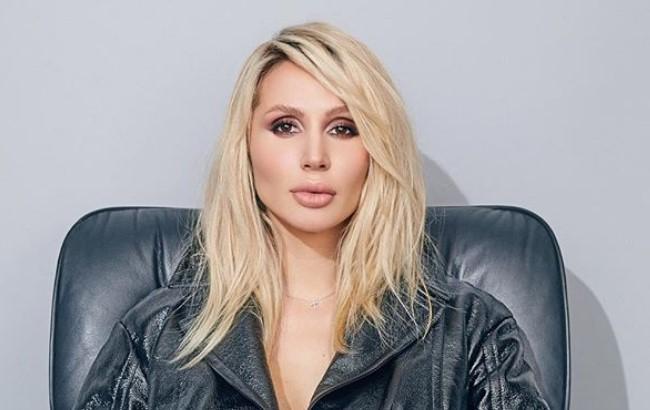 "Томный взгляд от мамы": Лобода очаровала сеть новогодним фото с дочкой