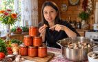 Салака з овочами в томатному соусі: рецепт до картоплі та каші (відео)