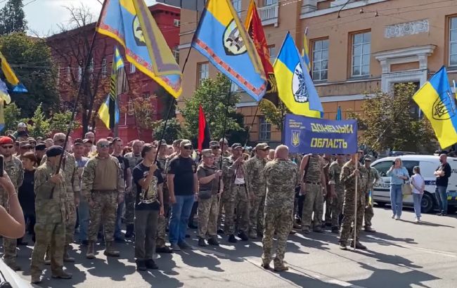 У центрі Києва на Марші захисників України прогриміла відома фраза про Путіна (відео)