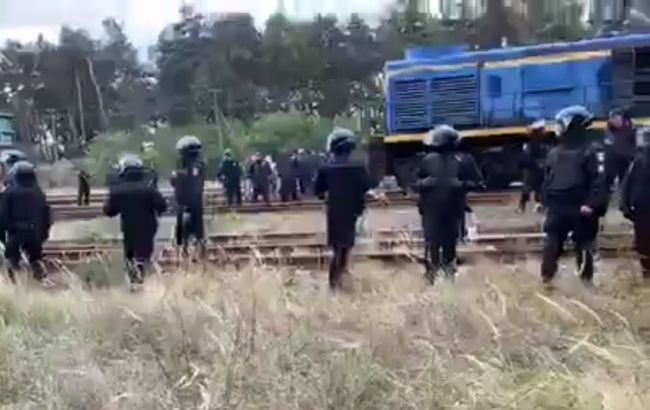 Во время разгона железнодорожной блокады во Львовской области пострадали полицейские