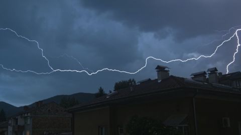 У Рівненській області людину вдарила блискавка, її ушпиталили
