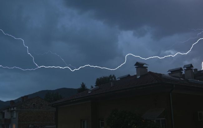 У Рівненській області людину вдарила блискавка, її ушпиталили