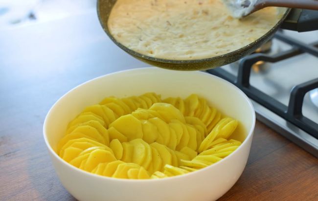 Кулінар розкрила секрет смачнющої картоплі в духовці: мінімум сил і інгредієнтів