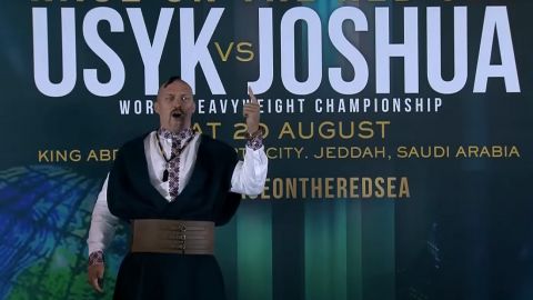 Усик в образе казака поразил всех на дуэли взглядов с Джошуа (видео)