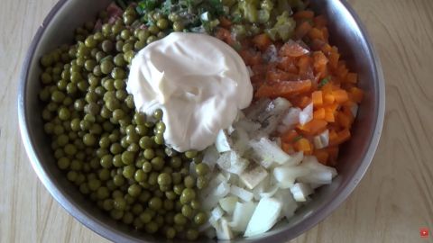 Самый простой Оливье по классическому рецепту: готовить следует только так