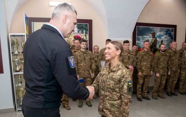 Кличко відвідав військових Київського теруправління НГУ і нагородив їх відзнаками від столиці
