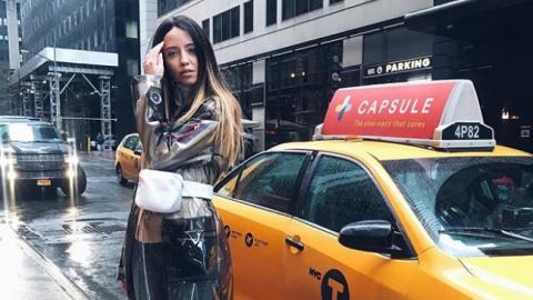 Надя Дорофєєва пройшлася по Нью-Йорку в модному прозорому плащі