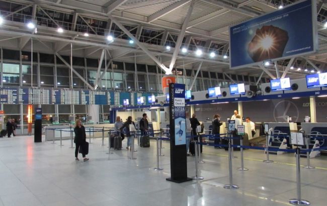Польща продовжила заборону на міжнародні авіарейси