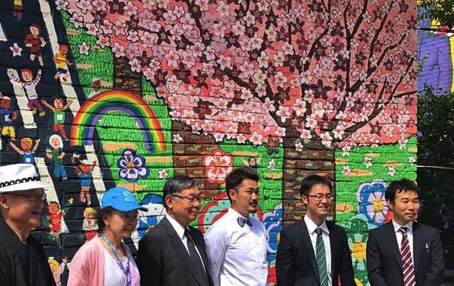 Крізь стіни: японський художник намалював для Києва новий мурал