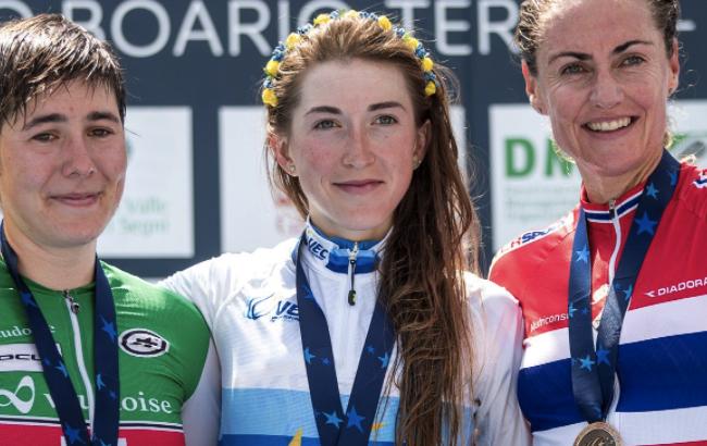 Всё для победы: украинская спортсменка бежала к финишу с велосипедом в руках