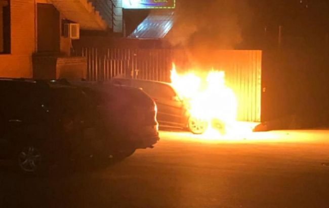 Полиция расследует причины пожара, при котором сгорела машина нардепа Лероса
