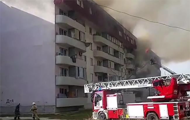 В Казахстане горит многоэтажный жилой дом