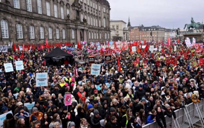 Тысячи жителей Дании вышли на протест против отмены государственных праздников