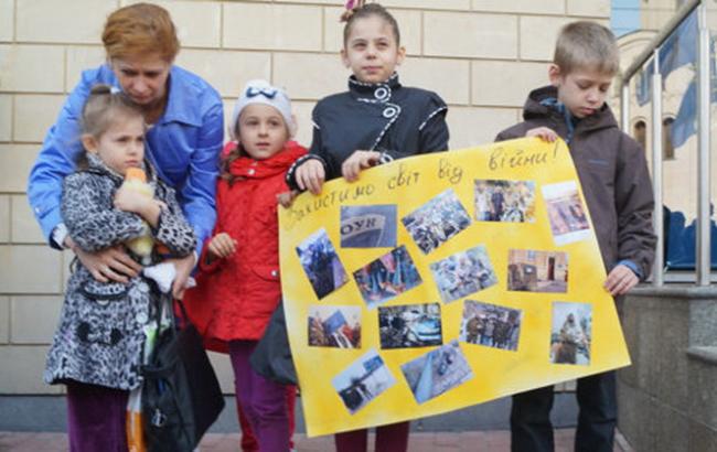 В Киеве под посольством Нидерландов сожгли портрет Путина