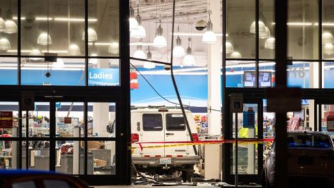 В США фургон въехал в супермаркет, есть пострадавшие