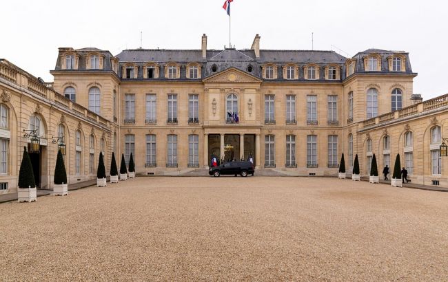 Во Франции стюарда Елисейского дворца уличили в обворовывании резиденции Макрона: что известно